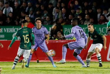 Balón dividido entre Luis Telles, Álvaro Odriozola, Eduardo Camavinga e Iván Fernández Tamayo.