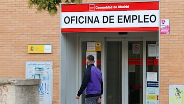 Exterior de una oficina del SEPE, a 5 de noviembre de 2024, en Madrid (España). El paro registrado en las oficinas de los servicios públicos de empleo subió en 26.769 personas en octubre en relación al mes anterior (+1%) impulsado, sobre todo, por el sector servicios tras el fin de la temporada turística, según datos publicados este martes por el Ministerio de Trabajo y Economía Social. Tras el ascenso de octubre, el número total de desempleados se situó en 2.602.054 parados, su cifra más baja en un mes de octubre desde 2007.
05 NOVIEMBRE 2024
Marta Fernández Jara / Europa Press
05/11/2024