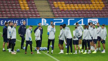 La plantilla del Schalke, durante el entrenamiento.
