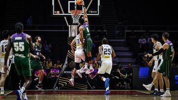 Tyson Pérez machaca durante el torneo.