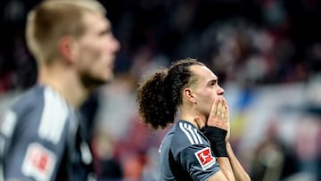 Leipzig (Germany), 06/12/2025.- Arthur Theate of Eintracht Frankfurt reacts after the German Bundesliga soccer match between RB Leipzig vs Eintracht Frankfurt in Leipzig, Germany, 06 December 2025. (Alemania) EFE/EPA/Filip Singer