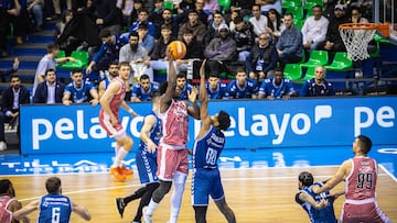 Devontae Cacok lanza a canasta con un gancho durante el partido de Burgos.