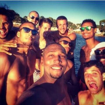 Nicolas Batum (Blazers) y Boris Diaw (Spurs) con sus compañeros de la selección de Francia.