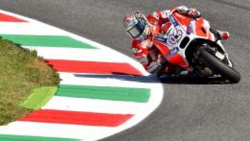 Dovizioso remata y aguanta delante de Márquez y Lorenzo