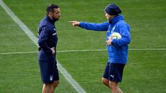 Mancini charla con Quagliarella durante un entrenamiento.