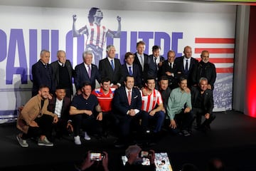Foto de familia. Paulo Futre, con sus hijos, Enrique Cerezo, José Luis Martínez Almeida y leyendas del club rojiblanco.