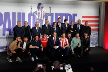 Foto de familia. Paulo Futre, con sus hijos, Enrique Cerezo, José Luis Martínez Almeida y leyendas del club rojiblanco.