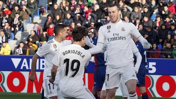 Los jugadores del Madrid celebran el gol de Bale contra el Huesca.