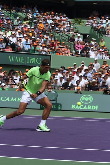 Una nueva final entre dos de las raquetas más fascinantes de todos los tiempos. Hoy ganó Federer bajo un sol de justicia en Miami. Nadal tuvo sus oportunidades de romper el servicio del suizo pero no lo consiguió. A pesar de eso, dejó una muy buena impresión. Veremos lo que pasa cuando llegue el momento de jugar en tierra batida. Aquí el resumen del partido en fotos.