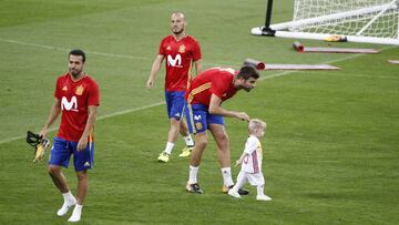 Piqué, con el hijos de Sergio Ramos tras el entrenamiento del Bernabéu.