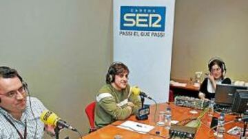 <b>BUEN AMBIENTE. </b>Fernando Alonso, junto con Carlos Miquel y David Alonso, durante un momento de la entrevista que mantuvo con José Ramón de la Morena.