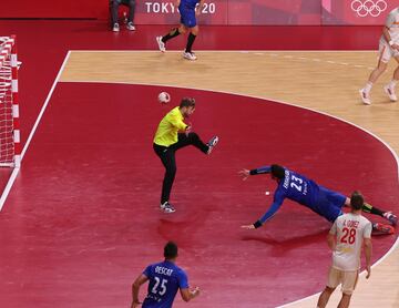 Primera derrota en balonmano masculino tras cuatro encuentros. Los 'Hispanos' se estrellan ante Francia aunque estar¨¢n en cuartos de final (31-36).