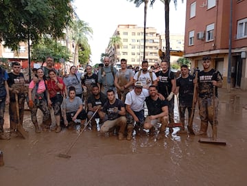 Aficionados del Castellón, en Valencia, en tareas de limpieza.