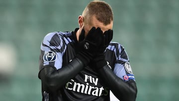 Benzema se lamenta de una ocasi&oacute;n perdida.