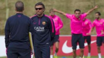 Luis Enrique dirige el entrenamiento, con Xavi de fondo.