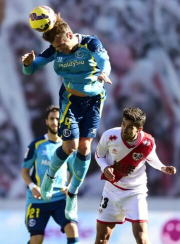 Krychowiak y Alberto Bueno.