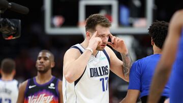 PHOENIX, ARIZONA - MAY 15: Luka Doncic #77 of the Dallas Mavericks reacts to his bench at halftime of Game Seven of the Western Conference Second Round NBA Playoffs at Footprint Center on May 15, 2022 in Phoenix, Arizona. NOTE TO USER: User expressly acknowledges and agrees that, by downloading and or using this photograph, User is consenting to the terms and conditions of the Getty Images License Agreement.   Christian Petersen/Getty Images/AFP
== FOR NEWSPAPERS, INTERNET, TELCOS & TELEVISION USE ONLY ==