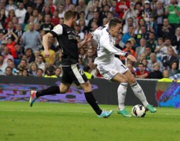 3-1. Ozil regatea a Antunes para marcar el tercer gol.