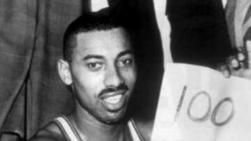 Wilt Chamberlain y sus famosos 100 puntos.