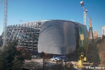 Las obras de remodelación del estadio del Real Madrid siguen a buen ritmo y encaran la recta final para su estreno la próxima temporada. 