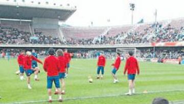 <b>CON UN PALMO DE NARICES. </b>Algunos chavales se resignaron e hicieron fotos al resto de la plantilla, pero la mayoría miraban y preguntaban por Ronaldinho y Deco.