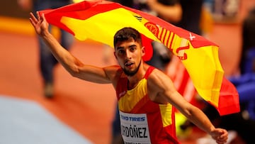 Saúl Ordóñez celebra su tercer puesto en la prueba de 800 metros de los Mundiales Indoor de Glasgow 2018.