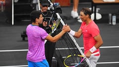 Carlos Alcaraz y Rafa Nadal se saludan tras finalizar el partido de exhibición.