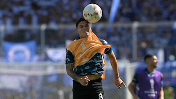 Racing's Colombian midfielder #08 Juan Fernando Quintero heads the ball as he warms up before the Copa Sudamericana final football match between Argentina's Racing and Brazil's Cruzeiro at La Nueva Olla Stadium in Asuncion on November 23, 2024. (Photo by JUAN MABROMATA / AFP)