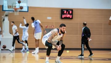 Vincent Poirier, en primer plano, con Chus Mateo y parte de la plantilla al fondo en el entrenamiento en Valdebebas previo a recibir al Zalgiris Kaunas.