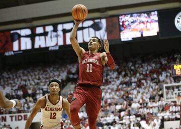 Trae Young lanza frente a Alabama Crimson Tide.