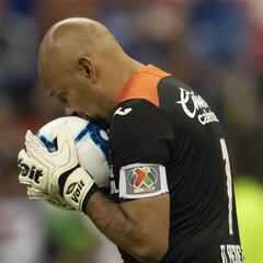 Entre lágrimas y risas, 'Conejo' vivió emotivo adiós con Cruz Azul