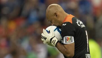 Quien fuera portero de Cruz Azul por más de una década se retiró del fútbol profesional con un sonoro aplauso en el Estadio Azteca