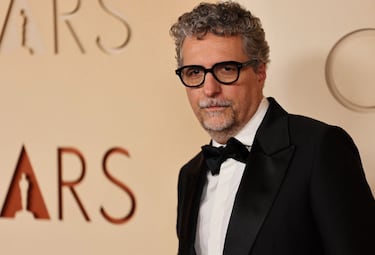 Kleber Mendonça Filho posa en la alfombra roja del Dolby Theatre.