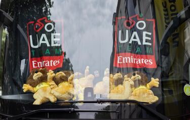 El autobús del UAE Team Emirates con los peluches acumulados por Tadej Pogacar como maillot amarillo.