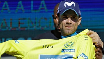 GRAF3764. COCENTAINA - ALICANTE, 03/02/2018.- El corredor murciano del equipo Movistar, Alejandro Valverde, se enfunda el maillot amarillo de líder tras su victoria en la cuarta etapa de la Volta Ciclista a la Comunitat Valenciana entre las localidades alicantinas de Orihuela y Cocentaina. EFE/Manuel Bruque
