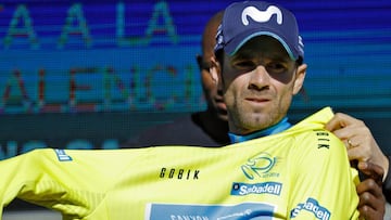 GRAF3764. COCENTAINA - ALICANTE, 03/02/2018.- El corredor murciano del equipo Movistar, Alejandro Valverde, se enfunda el maillot amarillo de l&iacute;der tras su victoria en la cuarta etapa de la Volta Ciclista a la Comunitat Valenciana entre las localidades alicantinas de Orihuela y Cocentaina. EFE/Manuel Bruque