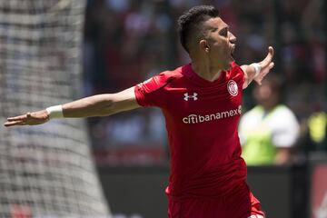 El único de la lista que ya no participa en Liga MX. Durante los tres años con los que participó con Toluca, se convirtió en el hombre gol de los escarlatas. Actualmente milita en el Flamengo de Brasil.