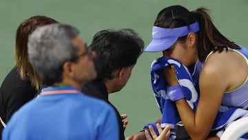 Tennis - WTA 1000 - Dubai Championships - Dubai Tennis Stadium, Dubai, United Arab Emirates - February 16, 2026 Britain's Emma Raducanu receives medical attention during her round of 64 match against Croatia's Antonia Ruzic REUTERS/Amr Alfiky