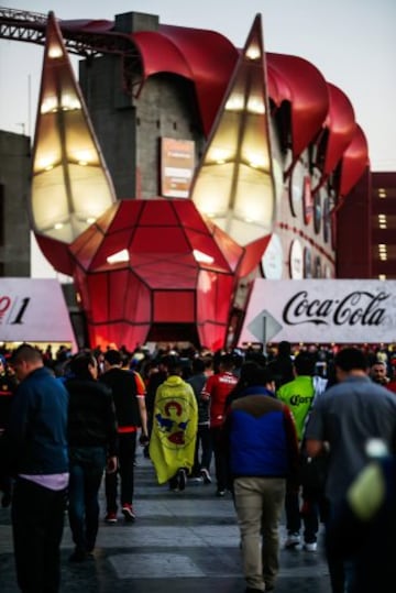 Inaugurado el 11 de noviembre de 2007, el Estadio Caliente tiene como gran ventaja que está ubicado en Tijuana, por lo que aficionados mexicanos y estadounidenses podrían acceder a él sin problema.