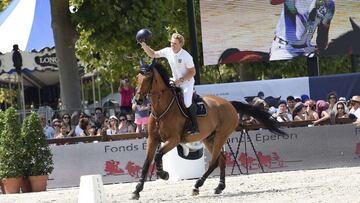 El jinete australiano Jamie Kermond, a lomos de Yandoo Oaks Constellation, celebra su victoria en la prueba de saltos en el Longines Paris Eiffel Jumping de 2015.