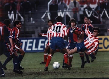 El Atlético ganó 4-3 al Barcelona en la novena jornada de la Liga tras remontar un 0-3 con Kosecki (2), Pedro y Caminero como goleadores.