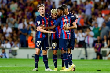 Centro de Ferran desde la derecha que remata en el segundo palo el polaco. La pelota la desvía Masip al larguero y el rechace le cae a Sergi Roberto, que marca a placer.