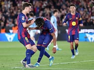 Lamine Yamal lanza desde los once metros con la pierna izquierda, supera a Ionut Radu, pide asistencia médica y se va al suelo nada más golpear el balón.