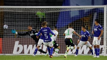 AME6829. BOGOTÁ (COLOMBIA), 03/05/2023.- Felipe Azevedo (c) de América MG le pega al balón para marcar un gol hoy, en un partido de la fase de grupos de la Copa Sudamericana entre Millonarios y América MG en el estadio Nemesio Camacho El Campín, en Bogotá (Colombia). EFE/Mauricio Dueñas Castañeda
