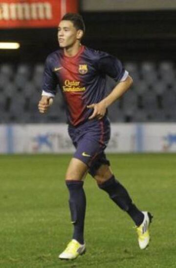 Antonio Sanabria. Debut¨® con 17 a?os en Segunda Divisi¨®n con el Bar?a B. En enero de 2014 la Roma pag¨® 4,5 millones de euros y lo cedi¨® al Sassuolo donde no pudo debutar hasta que cumpli¨® los 18 a?os. Un a?o en el primer equipo romanista y luego una cesi¨®n al Real Sporting antes de fichar por el Betis en verano de 2016 por 7,5 millones de euros.