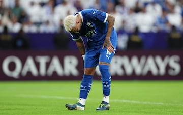 El brasileño, que siente molestias en la parte de atrás de su rodilla derecha, pide el cambio y sale del campo por su propio pie. Su equipo, el Al Hilal, gana 3-0 al Esteghlal iraní en la cuarta jornada del Champions AFC.