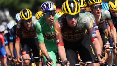 Jumbo-Visma team's Belgian rider Wout Van Aert (CL) wearing the sprinter's green jersey cycles next to teammates in the final kilometers of the 13th stage of the 109th edition of the Tour de France cycling race, 192,6 km between Le Bourg d'Oisans in the French Alps, and Saint-Etienne in central France, on July 15, 2022. (Photo by Thomas SAMSON / AFP)