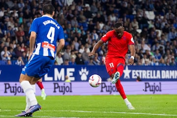 Dodi Lukebakio anota el 0-1 del Sevilla.