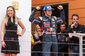 Carlos Sainz Jr. ganó la World Series de Renault 2014. En la imagen en el podio de Motorland Aragón el 26 de abril 2014.
