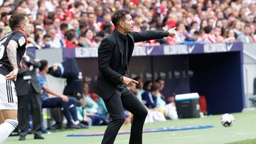 El entrenador del Atlético de Madrid, Diego 'Cholo' Simeone, durante el partido de la jornada 35 de LaLiga Santander entre el Atlético de Madrid y el CA Osasuna celebrado este domingo en el estadio Cívitas Metropolitano de Madrid. EFE/ Chema Moya